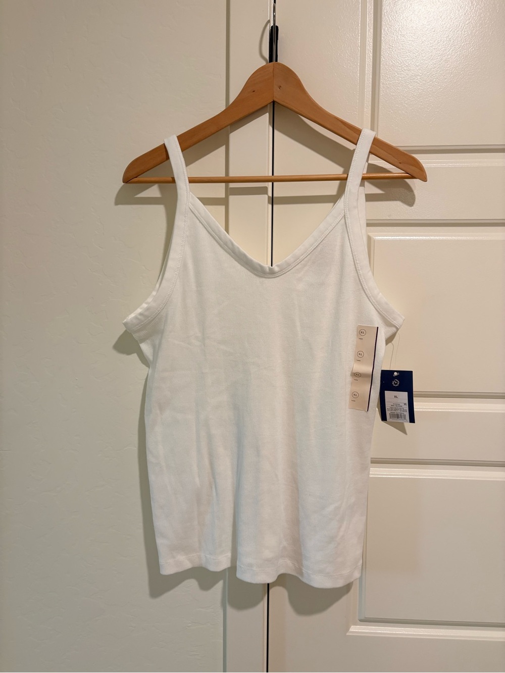 Universal Thread NWT Sz XL White V-Neck Tank Top
